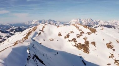 Avusturya Alpleri'ndeki kayak merkezinin havadan görünümü, geniş kayak pistleri, teleferikler ve kayalıklardan inip çıkan asansörler. Güzel Saalbach kayak merkezi.