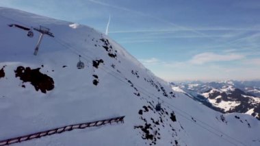 Avusturya Alpleri'ndeki kayak merkezinin havadan görünümü, geniş kayak pistleri, teleferikler ve kayalıklardan inip çıkan asansörler. Güzel Saalbach kayak merkezi.