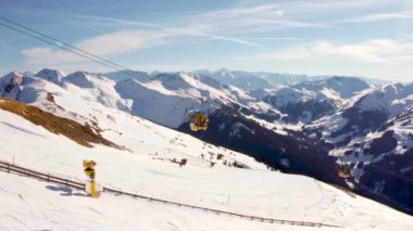 Avusturya Alpleri'ndeki kayak merkezinin havadan görünümü, geniş kayak pistleri, teleferikler ve kayalıklardan inip çıkan asansörler. Güzel Saalbach kayak merkezi.
