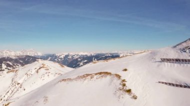 Avusturya Alpleri'ndeki kayak merkezinin havadan görünümü, geniş kayak pistleri, teleferikler ve kayalıklardan inip çıkan asansörler. Güzel Saalbach kayak merkezi.