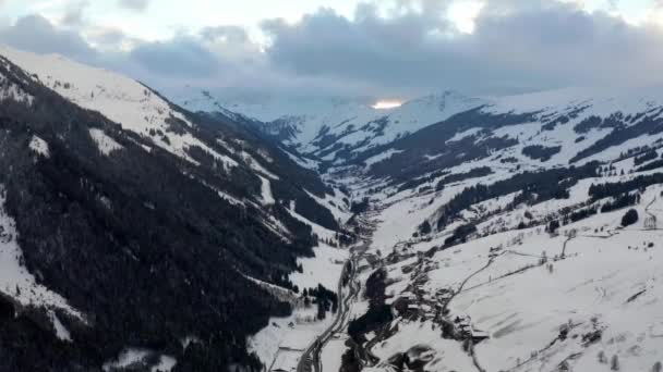 Vista Aérea Del Pueblo Saalbach Los Alpes Pequeño Pueblo Esquí — Vídeos de Stock