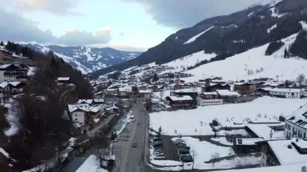 阿尔卑斯山萨尔巴赫村的鸟瞰图 冬季小山滑雪胜地 — 图库视频影像