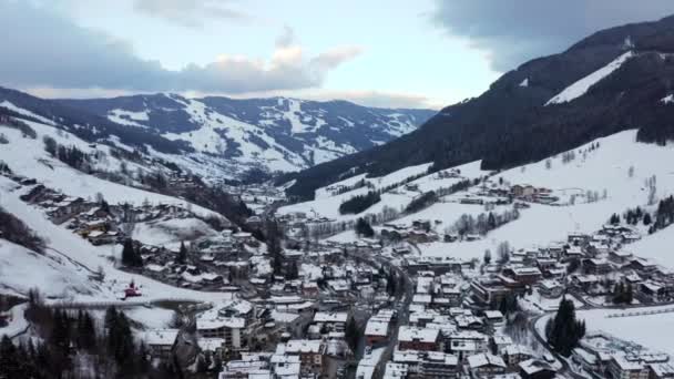 Luchtfoto Van Het Dorp Saalbach Alpen Klein Berg Ski Resort — Stockvideo