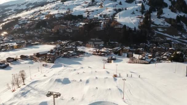 阿尔卑斯山萨尔巴赫村的鸟瞰图 冬季小山滑雪胜地 — 图库视频影像