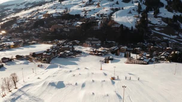 Alpok Saalbach Falujának Légifotó Nézete Kis Hegyi Üdülőfalu Télen — Stock videók