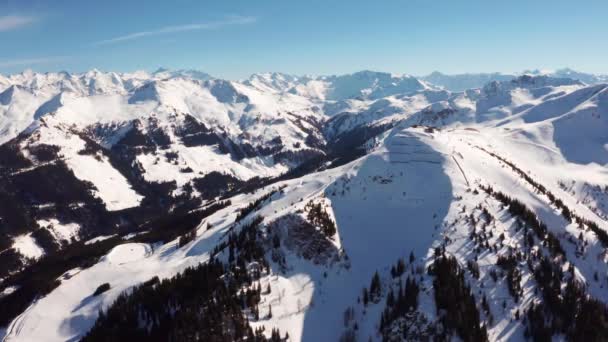 Letecký Pohled Vesnici Saalbach Alpách Malý Horský Venkovský Lyžařský Areál — Stock video