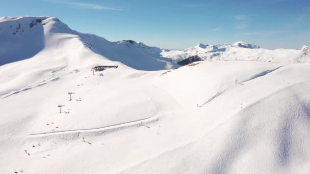 奥地利阿尔卑斯山滑雪胜地的鸟瞰图 有宽阔的滑雪场和缆车 以及上下悬崖的电梯 美丽的萨尔巴赫滑雪胜地 — 图库视频影像