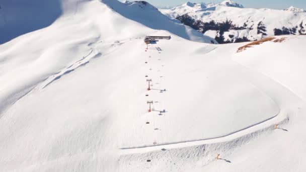 Avusturya Alpleri Ndeki Kayak Merkezinin Havadan Görünümü Geniş Kayak Pistleri — Stok video