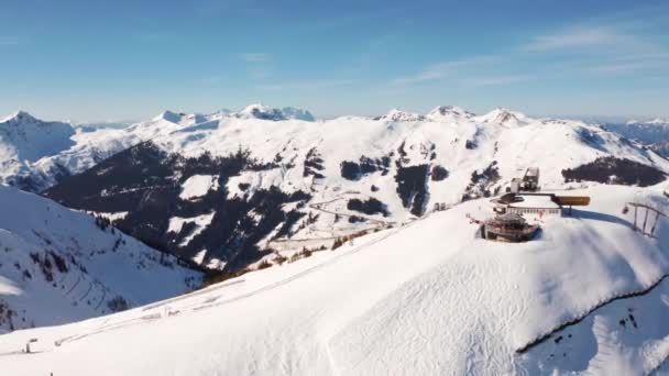 Vista Aérea Estância Esqui Alpes Austríacos Com Pistas Esqui Largas — Vídeo de Stock