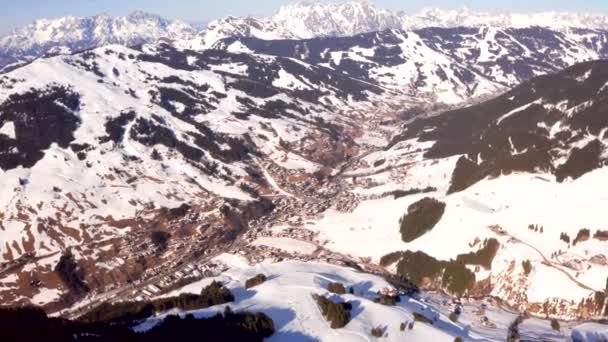 Letecký Pohled Vesnici Saalbach Alpách Malý Horský Venkovský Lyžařský Areál — Stock video