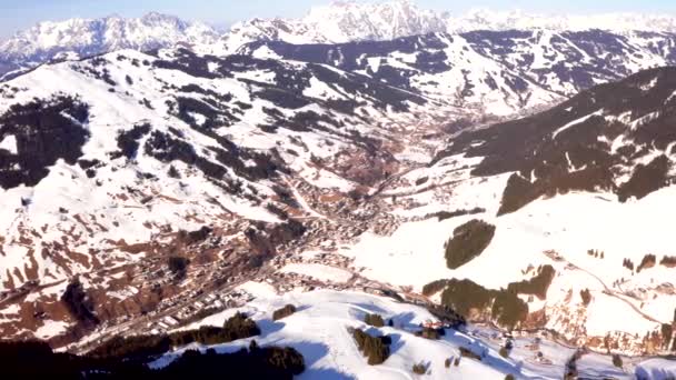 Luftaufnahme Des Saalbachdorfes Den Alpen Kleines Bergskizentrum Winter — Stockvideo