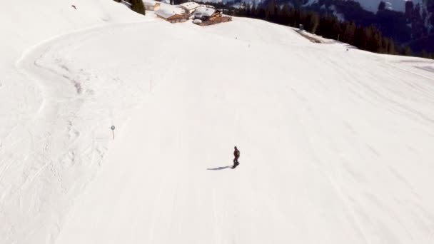 Snowboarder Carven Frische Morgenpisten Den Österreichischen Alpen Skigebiet Saalbach — Stockvideo