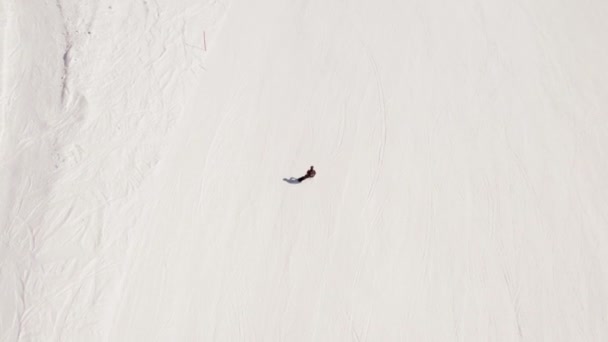 Сноубордист Вырезает Свежие Утренние Склоны Австрийских Альпах Горнолыжном Курорте Заальбах — стоковое видео