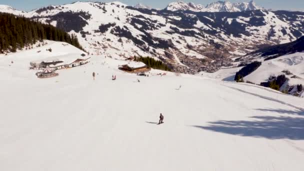 Snowboardista Čerstvým Jitřním Svahům Rakouských Alpách Lyžařském Letovisku Saalbach — Stock video