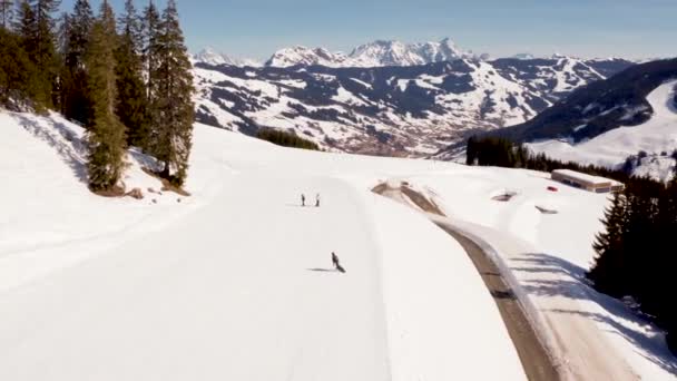 Snowboarder Intagliare Fresche Piste Mattutine Nelle Alpi Austriache Presso Stazione — Video Stock