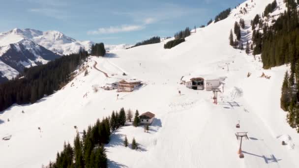 Vista Aérea Estância Esqui Alpes Austríacos Com Pistas Esqui Largas — Vídeo de Stock