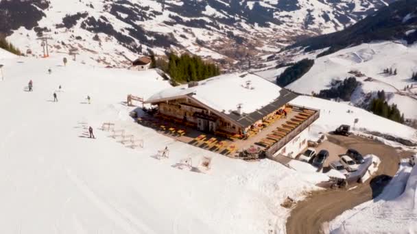 Luchtfoto Van Het Skigebied Oostenrijkse Alpen Met Brede Skipistes Kabelbanen — Stockvideo