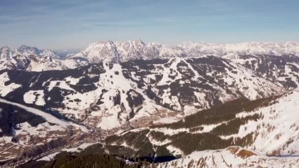 Alpler Deki Saalbach Köyünün Havadan Görünümü Kış Aylarında Küçük Dağ — Stok video
