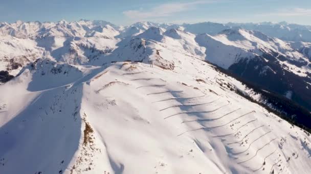 Letecký Výhled Lyžařské Středisko Rakouských Alpách Širokými Sjezdovskými Svahy Lanovými — Stock video