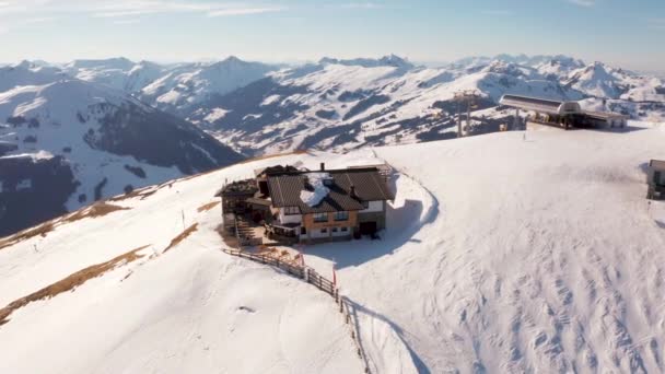 Luftaufnahme Des Skigebiets Den Österreichischen Alpen Mit Breiten Skipisten Und — Stockvideo