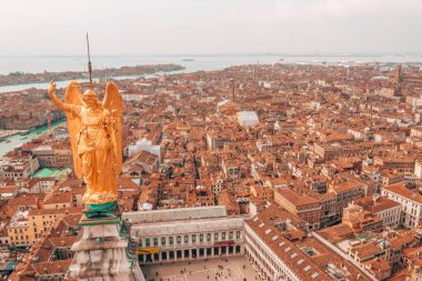 St Mark Meydanı'nda saat kulesinin tepesinde melek altın heykeli muhteşem görünümü, Venedik, İtalya 
