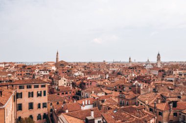 Yukarıdan güzel Venedik manzarası. Turuncu çatılar ve klasik mimari.  