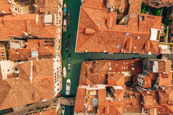 Luftaufnahme Der Gondeln Auf Den Schmalen Kanälen Von Venedig Italien — Stockfoto