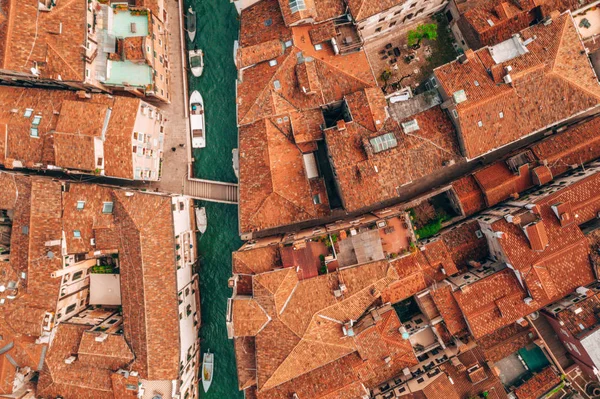 Luchtfoto Van Gondels Zeilen Langs Smalle Grachten Van Venetië Italië — Stockfoto