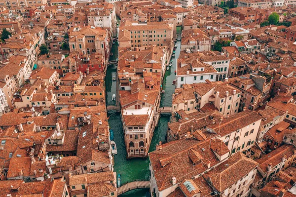 Luchtfoto Van Gondels Zeilen Langs Smalle Grachten Van Venetië Italië — Stockfoto