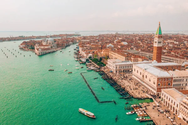 Luchtfoto Van Gondels Zeilen Langs Smalle Grachten Van Venetië Italië — Stockfoto