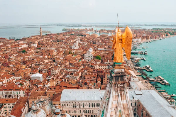 Splendida Veduta Della Statua Oro Dell Angelo Cima Alla Torre — Foto Stock