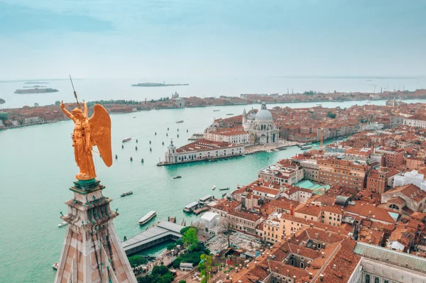 Prachtig Uitzicht Het Gouden Standbeeld Van Engel Top Van Klokkentoren — Stockfoto