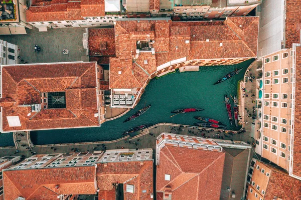 Luchtfoto Van Gondels Zeilen Langs Smalle Grachten Van Venetië Italië — Stockfoto