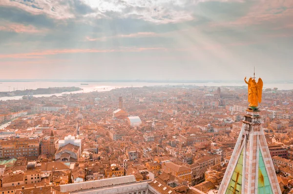 Splendida Veduta Della Statua Oro Dell Angelo Cima Alla Torre — Foto Stock