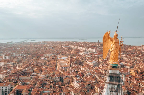 Prachtig Uitzicht Het Gouden Standbeeld Van Engel Top Van Klokkentoren — Stockfoto