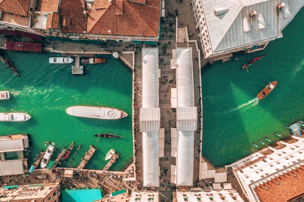 Luchtfoto Van Gondels Zeilen Langs Smalle Grachten Van Venetië Italië — Stockfoto