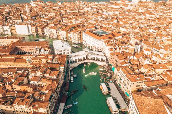 Luftaufnahme Der Gondeln Auf Den Schmalen Kanälen Von Venedig Italien — Stockfoto