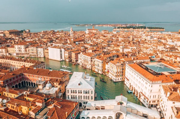 Vista Aérea Das Gôndolas Navegando Longo Dos Estreitos Canais Veneza — Fotografia de Stock