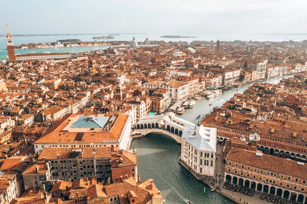 Vista Aérea Das Gôndolas Navegando Longo Dos Estreitos Canais Veneza — Fotografia de Stock