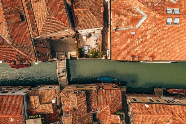 Luftaufnahme Der Gondeln Auf Den Schmalen Kanälen Von Venedig Italien — Stockfoto