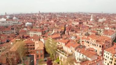 Venedik, İtalya'da dar kanalların ve turuncu çatıların havadan görünümü. Yukarıdan rahat İtalyan şehri.