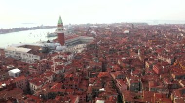 Venedik, İtalya'da dar kanalların ve turuncu çatıların havadan görünümü. Yukarıdan rahat İtalyan şehri.