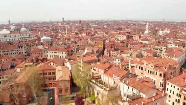 意大利威尼斯狭窄的运河和橙色屋顶的鸟瞰图 舒适的意大利城市从上面 — 图库视频影像