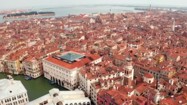 Luchtfoto Van Smalle Grachten Oranje Daken Venetië Italië Gezellige Italiaanse — Stockvideo