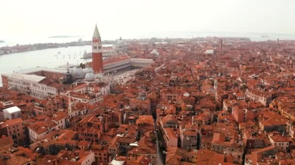 Vista Aérea Los Estrechos Canales Tejados Anaranjados Venecia Italia Acogedora — Vídeo de stock