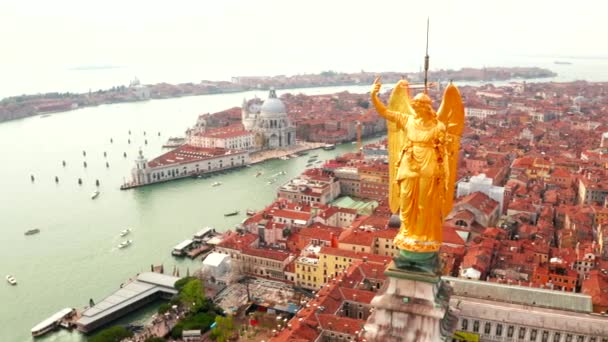 Vista Deslumbrante Estátua Ouro Anjo Topo Torre Relógio Praça São — Vídeo de Stock