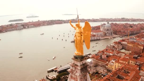 Prachtig Uitzicht Het Gouden Standbeeld Van Engel Top Van Klokkentoren — Stockvideo