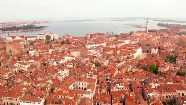 意大利威尼斯狭窄的运河和橙色屋顶的鸟瞰图 舒适的意大利城市从上面 — 图库视频影像