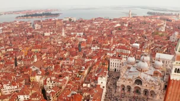 Vista Aérea Los Estrechos Canales Tejados Anaranjados Venecia Italia Acogedora — Vídeos de Stock
