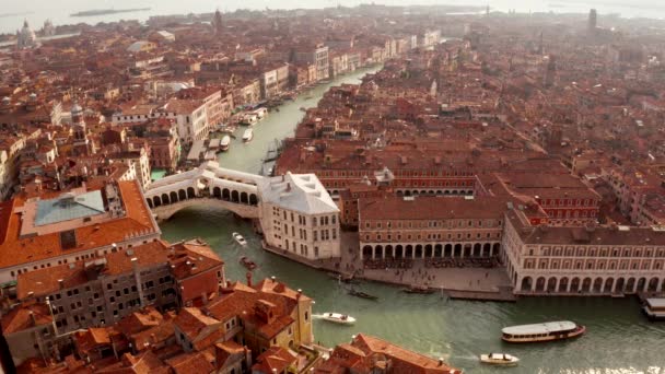 Letecký Pohled Úzké Kanály Oranžové Střechy Benátkách Útulné Italské Město — Stock video